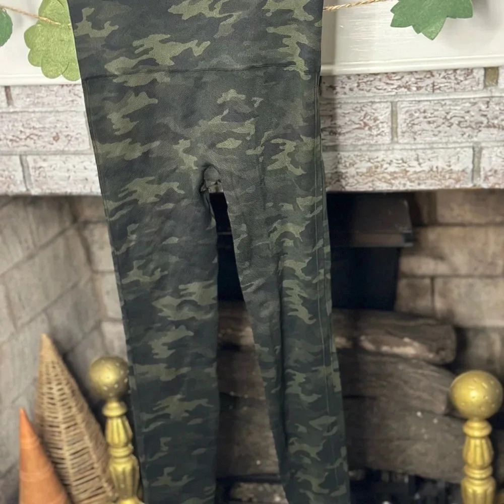 Spanx Look At Me Now seamless camoflage leggings women’s small slimming - Picture 3 of 3